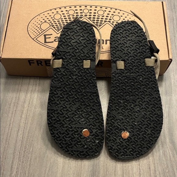 EUC EARTH RUNNERS. Size 8. - Picture 3 of 4